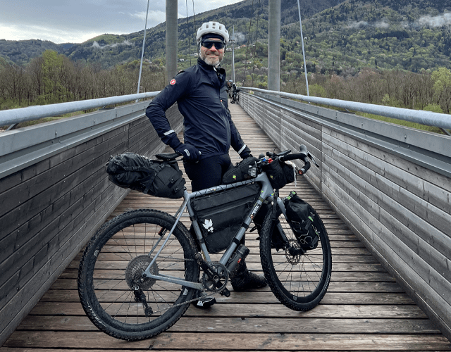 Michele Lovato durante un viaggio in bici in bikepacking