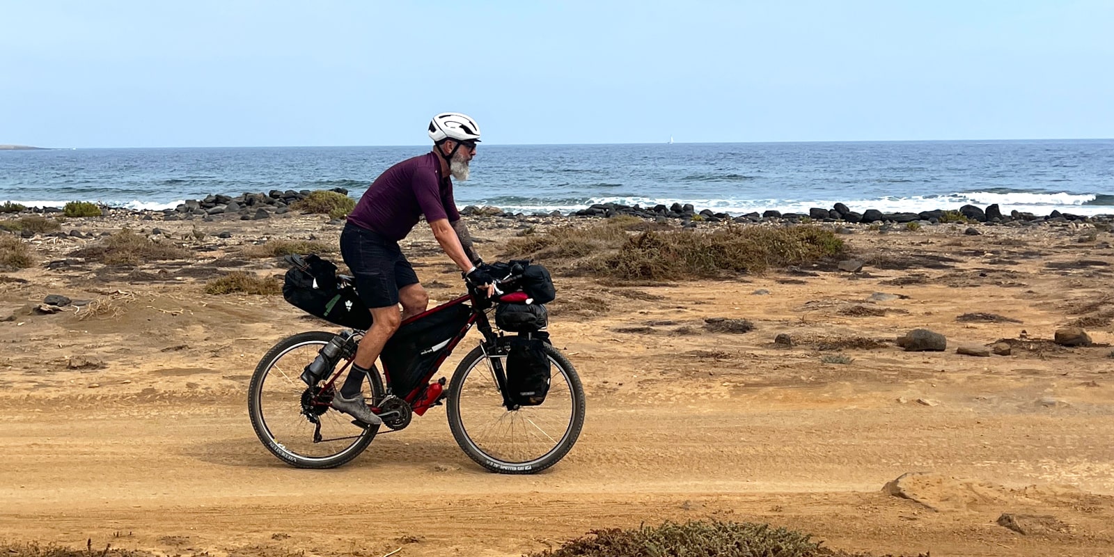 Roberto Adami durante il viaggio in bikepacking alle Canarie.