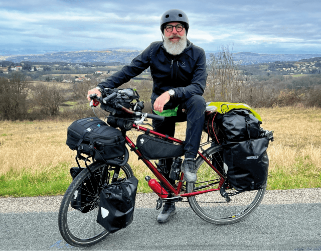 Roberto Adami durante il viaggio in bici in solitaria