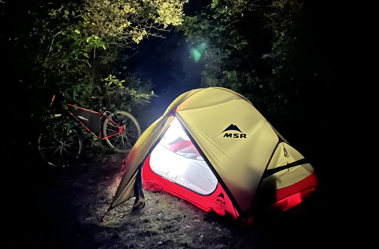Roberto Adami in tenda durante il viaggio in bici in solitaria