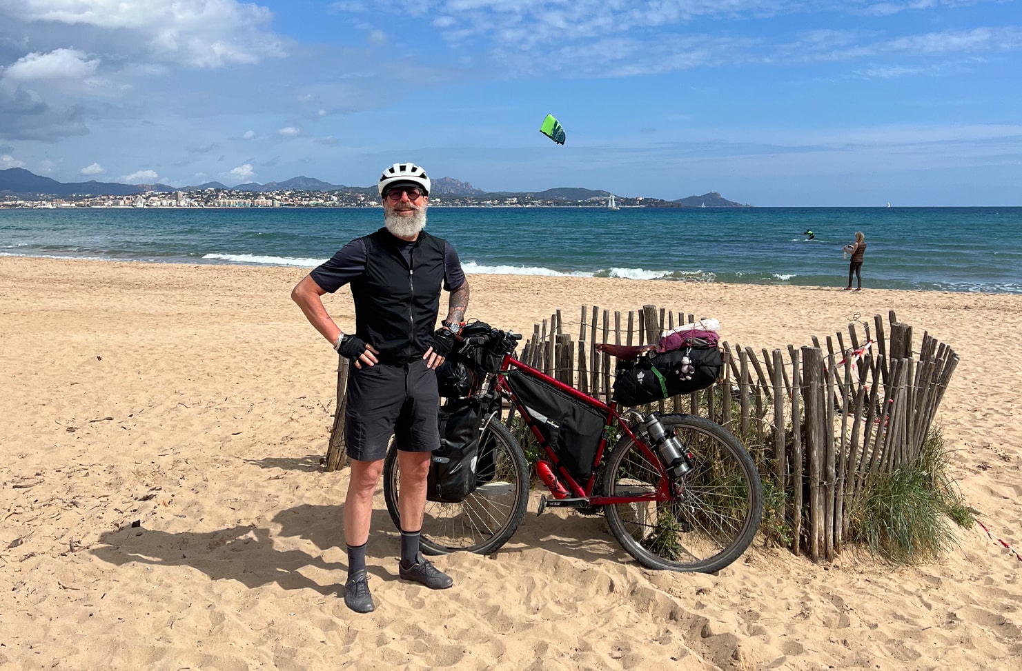 Arrivo in bici sulle coste dell''oceano di Roberto Adami nel viaggio in solitaria